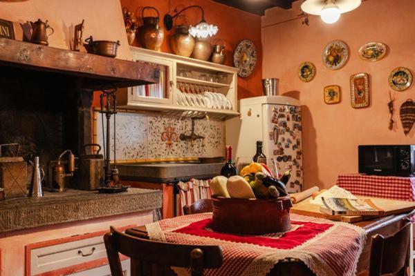 Ferienwohnung La Finestra Sul Borgo Dimora Storica Laterina Exterior foto