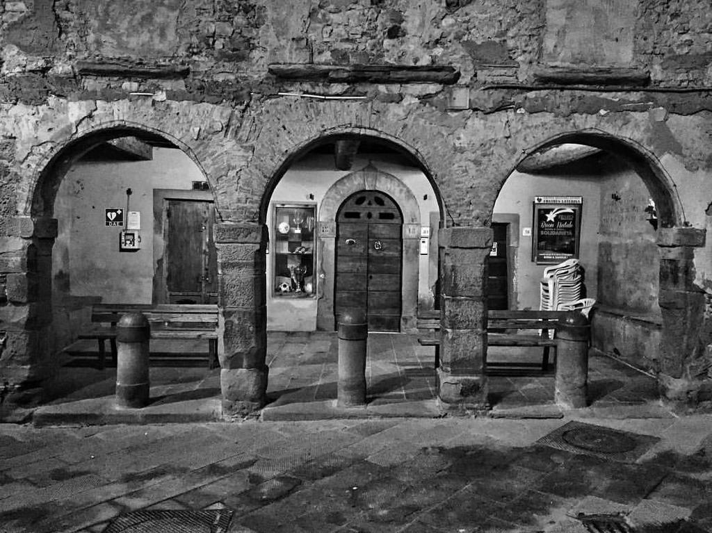 Ferienwohnung La Finestra Sul Borgo Dimora Storica Laterina Exterior foto