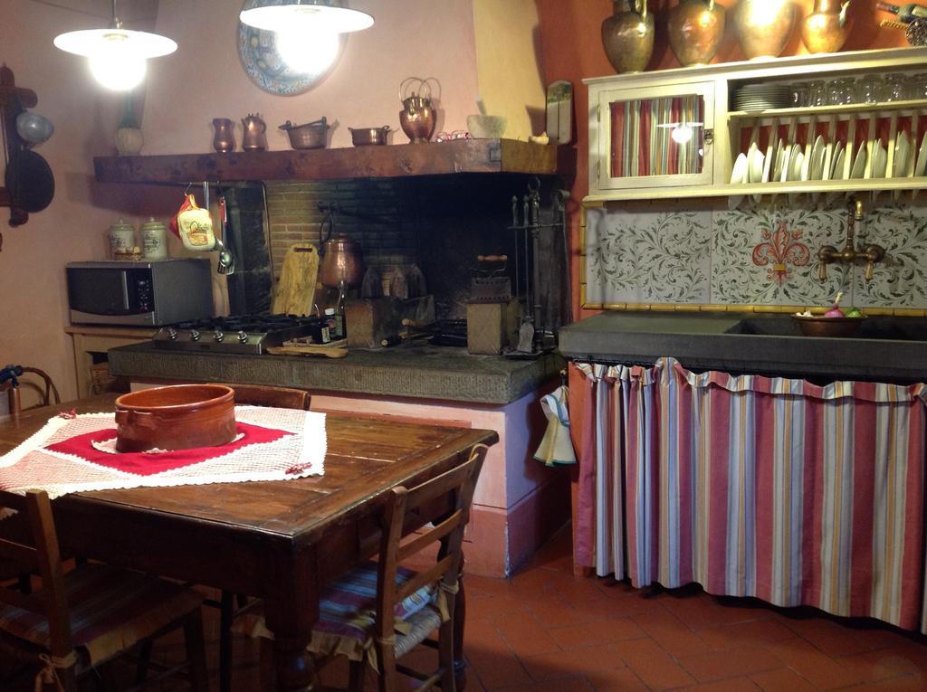Ferienwohnung La Finestra Sul Borgo Dimora Storica Laterina Exterior foto